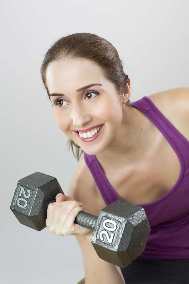 mujer-practicando-deporte-con-pesas