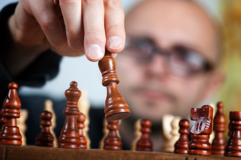 hombre-jugando-al-ajedrez