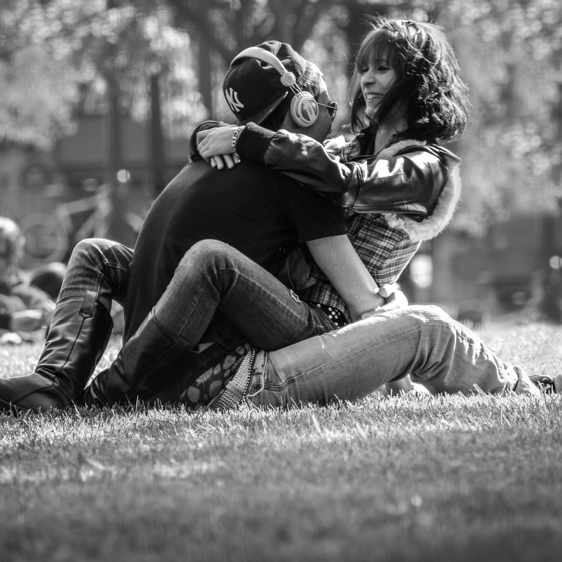 pareja-abrazada-en-un-parque
