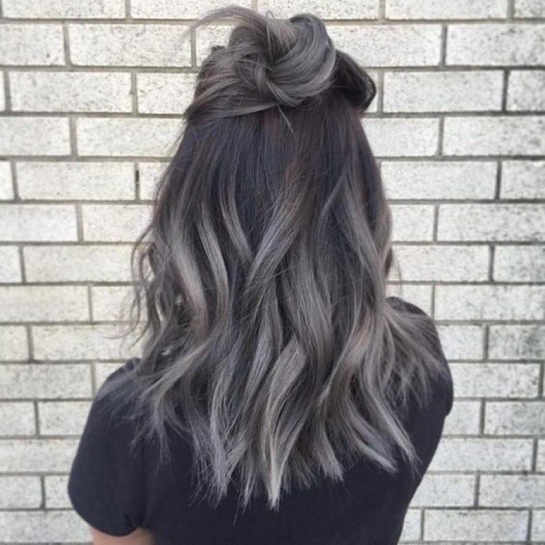 tendencia-cabello-gris-bicolor